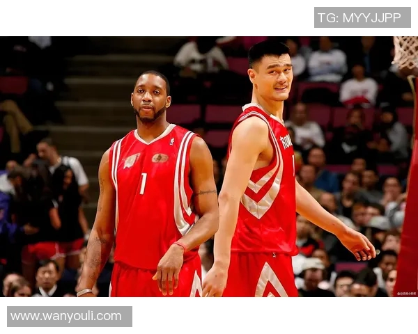 足球明星与姚明同框合影展现体育巨星的友谊与魅力